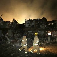 Spēcīgs sprādziens nogrand rūpnīcā Teksasā; ir cietušie un bojāgājušie (papildināts 14:06)(+FOTO; +VIDEO)