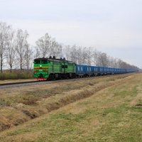 ФОТО: Латвию пересек грузовой состав длиной в километр