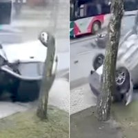 Video: Liepājā auto apmet kūleni gluži kā seriālā "Kobra 11"