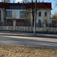 Foto: Rīgā iemūžina naidu kurinošu uzrakstu; policija sākusi pārbaudi