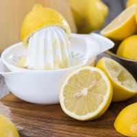 Этот простой трюк позволит выжать из лимона все соки (в прямом смысле)