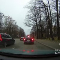 Video: Autovadītājs pārkāpj ceļu satiksmes noteikumus, cenšoties izkļūt no sastrēguma