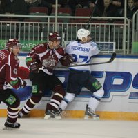Rīgas 'Dinamo' ar uzvaru garā 'bullīšu' sērijā atsāk KHL čempionātu