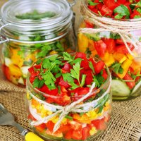 Pusdienu salāti burciņā – ērti, praktiski un veselīgi! Padomi un 10 receptes iedvesmai