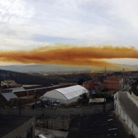 ФОТО: Город в Каталонии накрыло токсичное оранжевое облако
