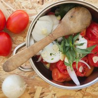 Lai neaiziet postā: ko pagatavot no ļoti gataviem tomātiem