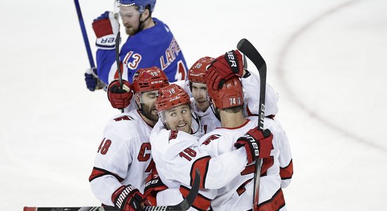 'Hurricanes' otrreiz pārspēj 'Rangers'; 'Stars' pārliecinoša uzvara pār 'Avalanche'