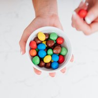 Cukura ietekme uz smadzenēm: kāpēc rodas neremdināmas alkas pēc kā salda