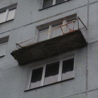 ФОТО: ЧП в Пурвциемсе – с дома на ул. Дзелзавас рухнул балкон (+ комментарий)