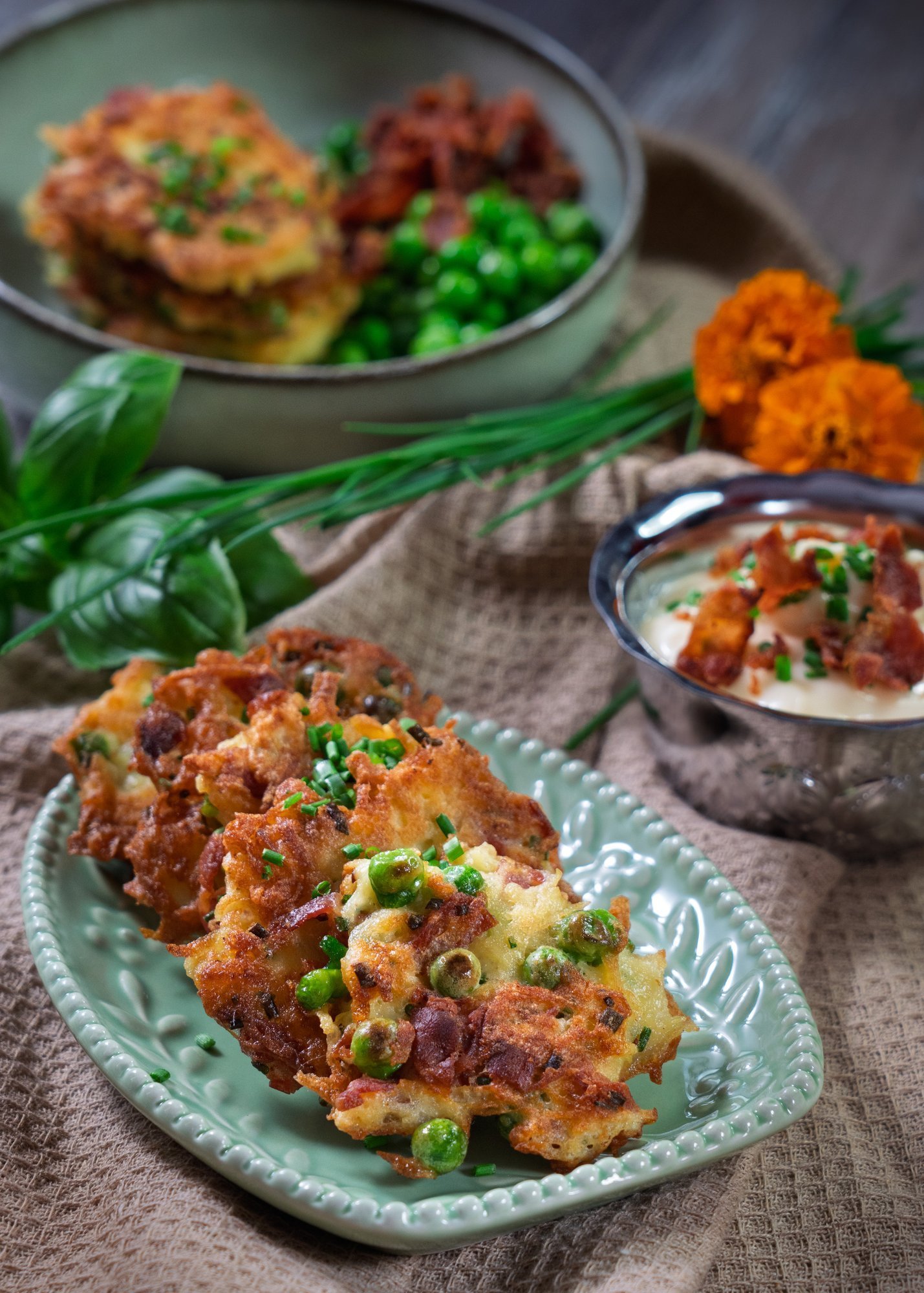 Apnikuši vārīti kartupeļi ar siļķi un biezpienu? Trīs lētas un vienkāršas kartupeļu ēdienu receptes 