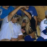 Video: Līdzjutēji beisbola mačā bučas vietā izvēlas alus dušu
