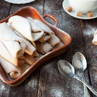 Pūdercukura sniedziņš deserta šķīvī – 14 baltas receptes brīvdienām