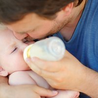 Nākamgad HIV inficētām mātēm apmaksās piena maisījumus zīdaiņiem