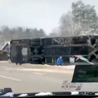 ФОТО, ВИДЕО: столкнулись рейсовый автобус и автомобиль вооруженных сил Латвии, пострадали семь человек