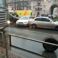 На улице Валдемара в Риге столкнулись четыре автомашины; ограничено движение