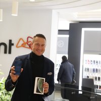 ФОТО: В Латвии начались продажи новых iPhone; покупателей развлекают, кормят и поят