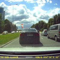 Video: BMW šoferis bīstami manevrē pie sarkanās gaismas