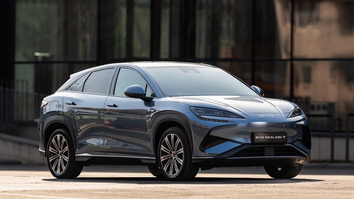 Көшедегі қыздар ит стиліндегі позицияда