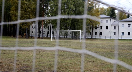 В центре размещения беженцев в Муцениеки содержатся 384 человека, 105 из них — дети