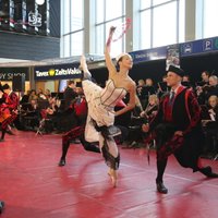 Fotoreportāža: Baltijas baleta festivāla atklāšana Rīgas dzelzceļa stacijā