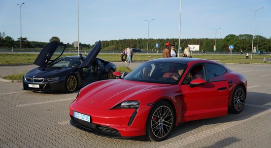 Foto: Piņķos uz saietu pulcējusies zelta jaunatne ar dārgiem auto