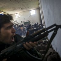 Kaujā par Sīrijas austrumu pilsētiņu krituši 100 karavīri un 30 nemiernieki