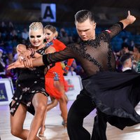 Dejotāji Gudovskis un Morīte Rīgā triumfē pasaules čempionātā jauniešiem Latīņamerikas dejās