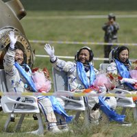 Китайские космонавты благополучно вернулись на Землю