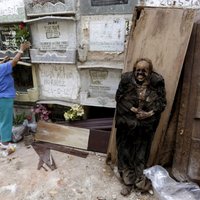 Zārki un mumificējušies nelaiķi: kapu tīrītāju ikdiena Gvatemalā