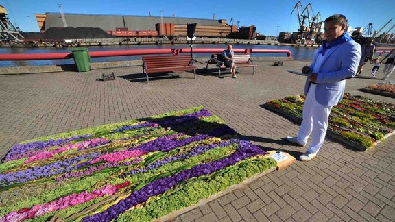 Vecumnieku floristu veidotais paklājs 'Tauvas garumā' - festivāla uzvarētājs. Foto: Juris Presņikovs