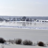 Foto: Daugavpils novadā plūdi no ārpasaules nošķīruši četrus ciemus