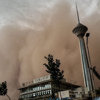 Spēcīga smilšu vētra 'aprij' Teherānu un laupa dzīvības