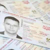 Латвийским водителям могут разрешить ездить без прав и техпаспорта в кармане