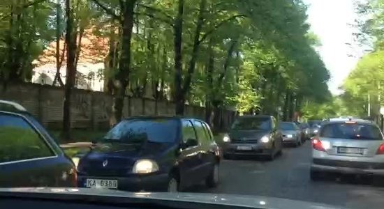 Video: Pārdaugavā autovadītājiem joprojām jārēķinās ar sastrēgumiem