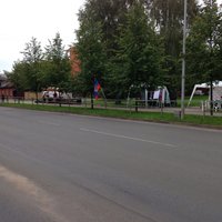 Aculiecinieks: Daugavgrīvā plīvo 'Doņeckas Tautas Republikas' karogs