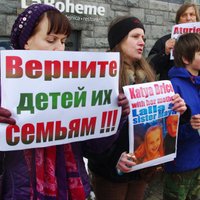 ФОТО: в Риге прошел пикет против британской ювенальной юстиции