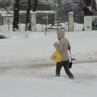 Sniega tīrīšanu Rīgā vērtē kā neapmierinošu; ielu uzturētājam piemēros līgumsodu