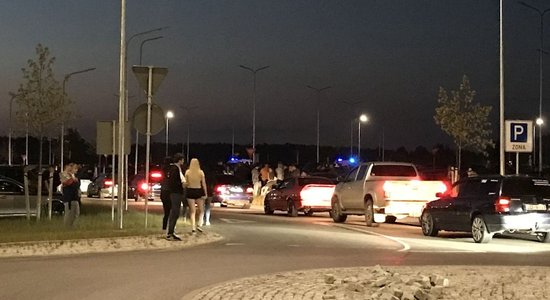 Foto: Ballīte bez pandēmijas – naktī stāvlaukums Piņķos pilns automašīnu un cilvēku