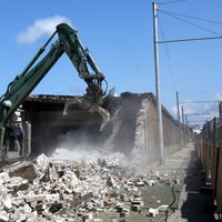 Foto: Demontē bijušā LU stadiona mūra žogu Čaka ielas pusē