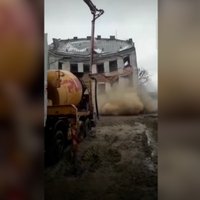 ВИДЕО: зафиксирован момент обрушения дома на улице Сатеклес