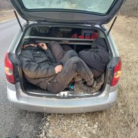 ФОТО. Возле границы остановили машину с группой нелегалов; иранцам пытался помочь гражданин Беларуси