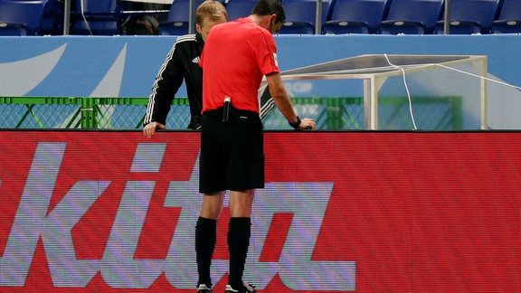 Referee Viktor Kassai, video replay before decision to award a penalty