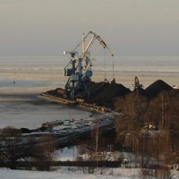 Rīgas ostā pie Mangaļsalas noplūduši naftas produkti