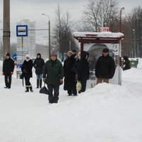 Rīgā strādā visas sniega tīrīšanas mašīnas; autovadītājiem sabiedriskais transports par brīvu