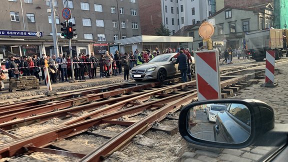  "Mercedes" Barona ielā iestrēgst tramvaja sliedēs - 4