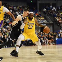 Kurucs ar produktīvu sniegumu palīdz 'Nets' Šanhajā uzvarēt 'Lakers'