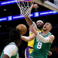 Porziņģis rezultatīvākais "Celtics" spēlētājs neveiksmīgā spēlē Losandželosā