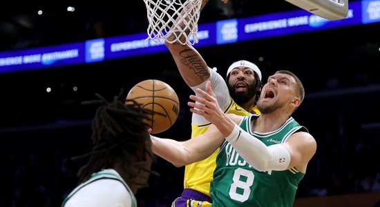 Porziņģis rezultatīvākais "Celtics" spēlētājs neveiksmīgā spēlē Losandželosā