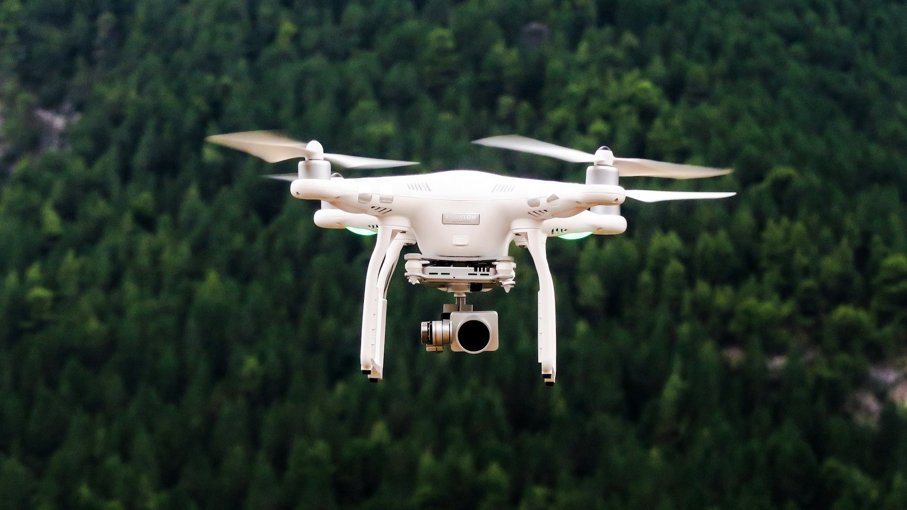 Pieaudzis neapzinīgo dronu pilotu skaits; visvairāk pārkāpumu – Vecrīgā un Ķīpsalā