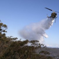 Литовская армия отправляет вертолет для тушения пожара в Латвии